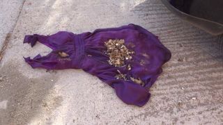 Krossar på lila klänning 4 under bildäck