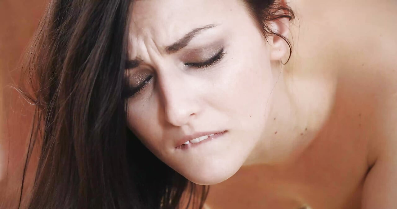 Δοκιμάζοντας μερικές νέες στάσεις και γεμίζοντας τον κώλο της!