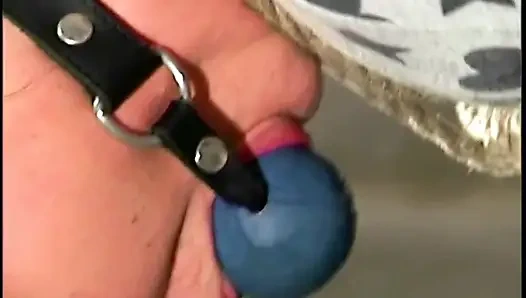 Nomi dijepit di lantai dan masih banyak lagi