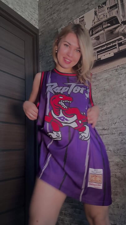 今日はドレスをケツに詰めてグラスにおしっこしたい