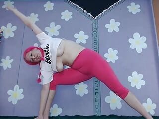 Fofa latina milf yoga treino mostrando grandes mamas nip deslizamento Veja através de leggings