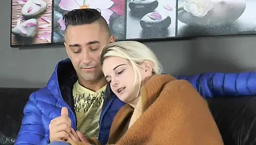 Natürliche sexy blonde muschi mit dicken möpsen fickt muschi, lecken