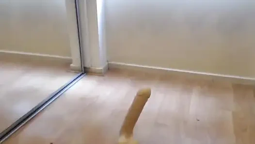 Скачу на моем дилдо против нарушителя