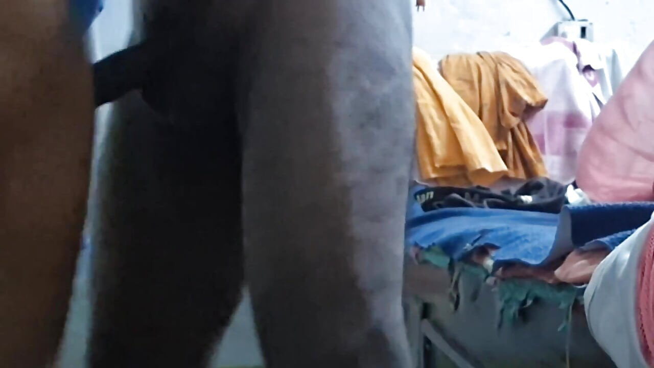 El coño de la tetona india Banuu follada poniendo polla en su coño