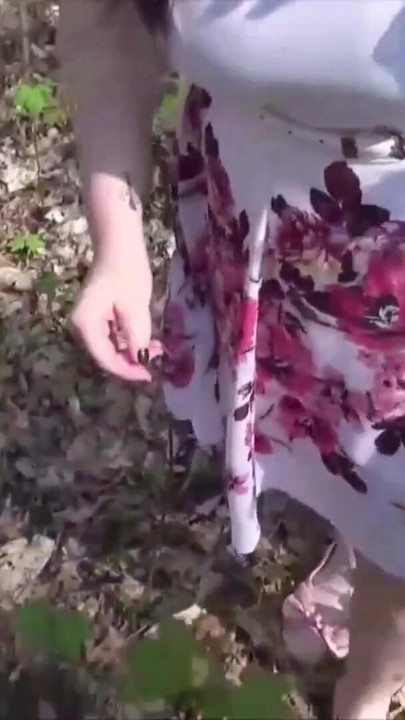 Okouzlující okamžik od "německá vysokoškolská teenagerka Elisa Seduce po šukání v parku v Berlíně"