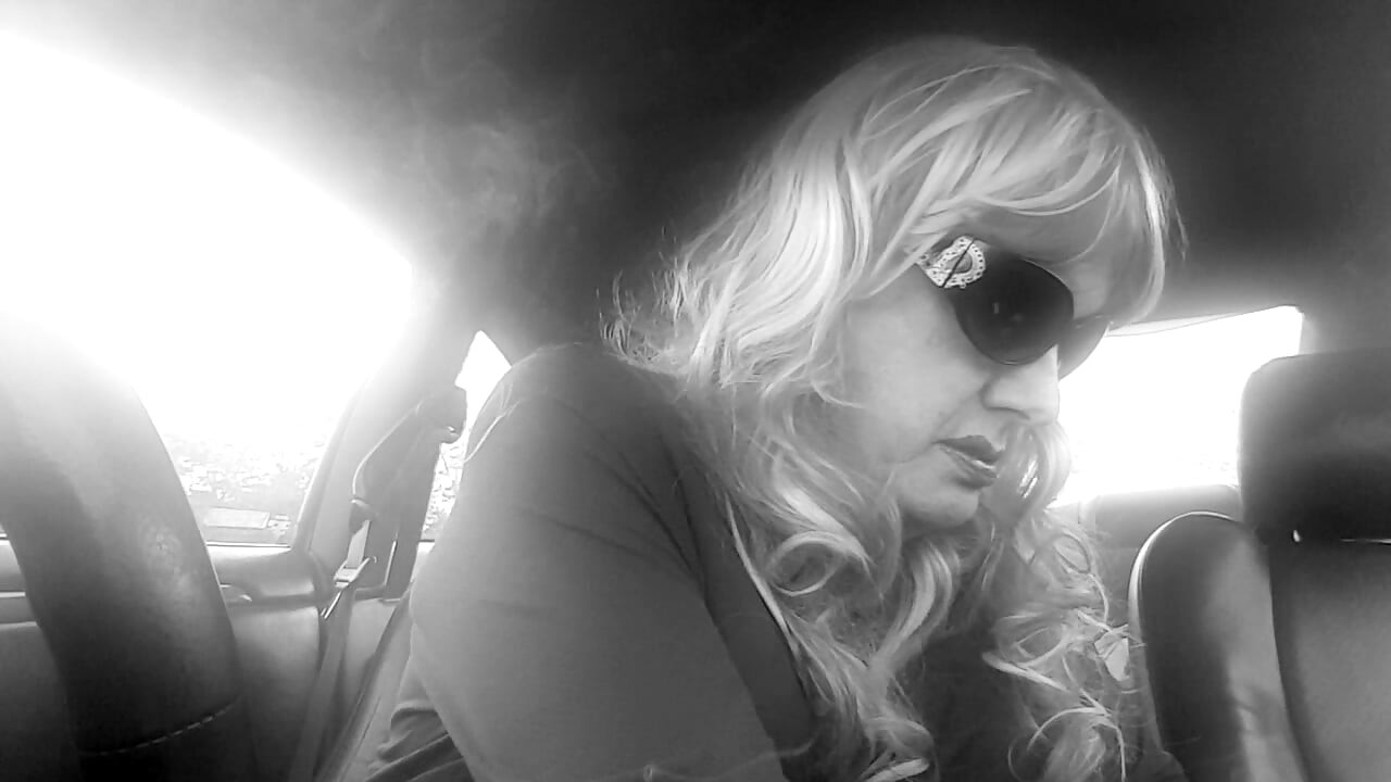 परिपक्व TG सीडी इंद्रधनुष विग चमड़े के दस्ताने धूम्रपान बनाम 120s उसकी कार में एक पेशेवर की तरह