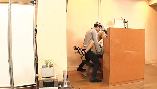 Zu viele blicke, zu viel Spannung - im Salon, wo sich immer augen treffen