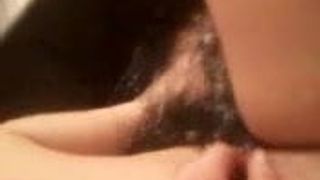 Un alt videoclip al celulei prietene masturbându-se în cada ei