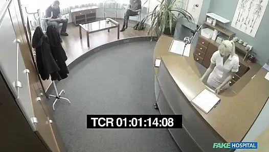 Горячая стройная девушка с отличными сиськами узнает, что она сквиртесса
