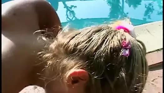 Cycata młoda nimfomanka jest gotowa oddać swoją cipkę przy basenie