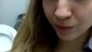Youtuber Lexi P plaagt in een openbare badkamer