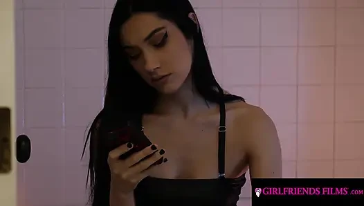 Girlfriends films - penari striptis semok memaafkan pacar rambut cokelatnya - lesbian 69