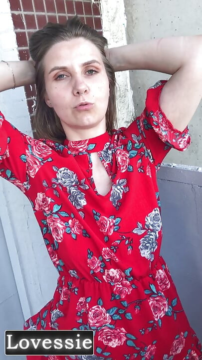 Eine schöne MILF in einem roten kleid lutschte den schwanz ihrer nachbarin auf dem balkon und lud ihn zurück an ihren platz - Lovessie