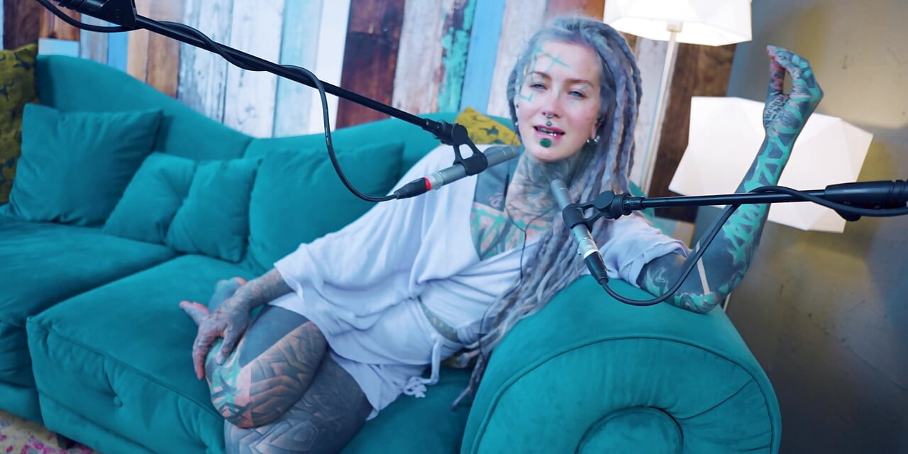 Je parle de R - Relief - ASMR podcast SFW talking goth maigre fille dreadlocks tatouage modèle encré fille encrée