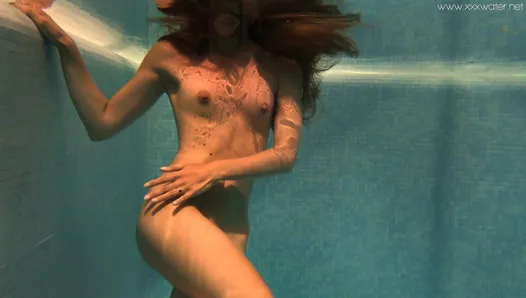 Irina Russaka, alias Stefanie Moon, nage sous l'eau