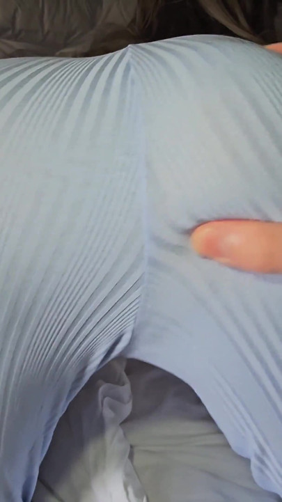 Dulce bebé con culo de burbuja en pijama toma polla del culo a la boca al culo