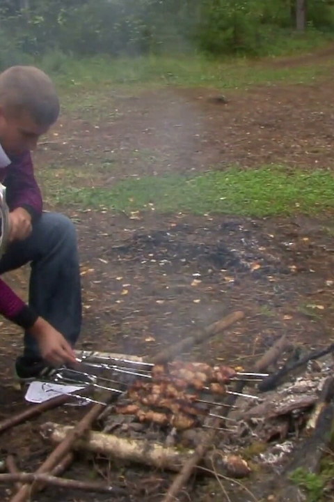 Piknik u šumi je prilika da se jebe na otvorenom