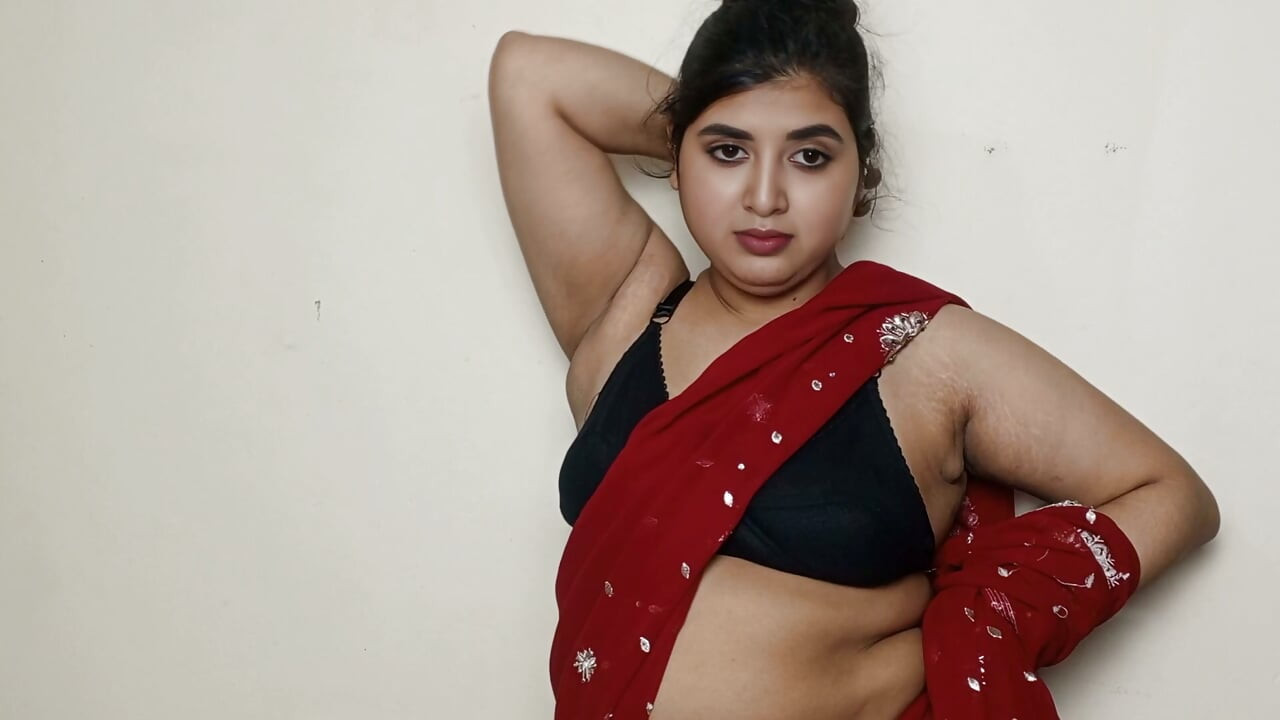 Fată frumoasă în sari roșu cu sâni mari apăsați - Video indian desi fierbinte