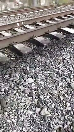 Extrémní. Honění jeho velkého čůráka na vlakovém nádraží