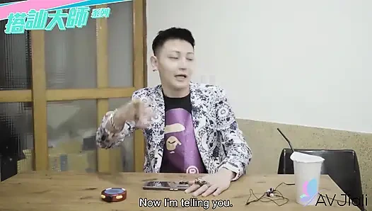 Ateşli dövmeli piliç, Yaner, kulübün banyosunda karşılama sanatçısı tarafından sikiliyor