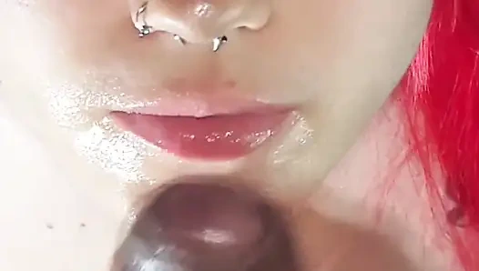 Sie liebt es, mit köstlichem sperma gefüttert zu werden