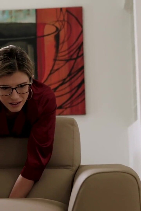 Cory chase dientot saat terjebak di sofa