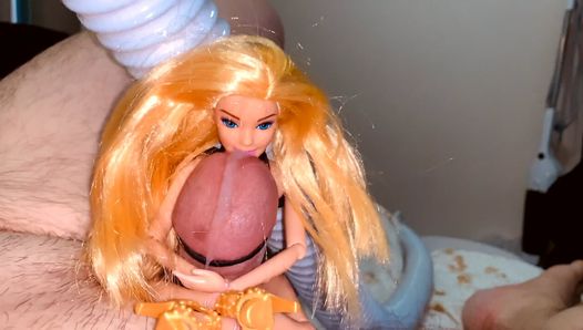 La poupée Barbie tombe amoureuse de ma petite bite