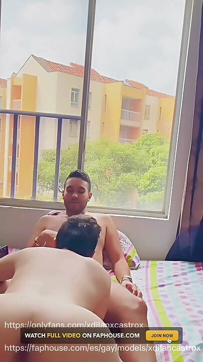 Mi chico heterosexual me folla el culo a pelo hasta que se corre dentro de mi culo