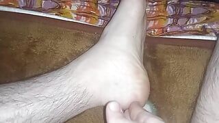 Prljava stopala prekrivena spermom