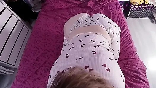 Adik tiriku membiarkanku ejakulasi di memeknya yang sempit.