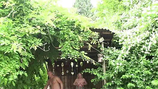 Зрелую с большой задницей забрызгали и трахнули на улице