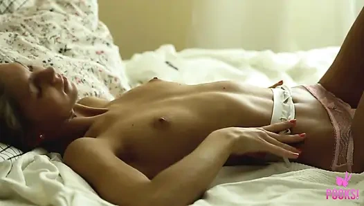 Şımarık göğüsler Roxana genç kızına vibratörle boşaltıyor