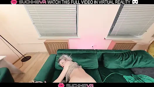 Длинноволосая блондинка Katrin Fox трахается с большим толстым членом, в VR.