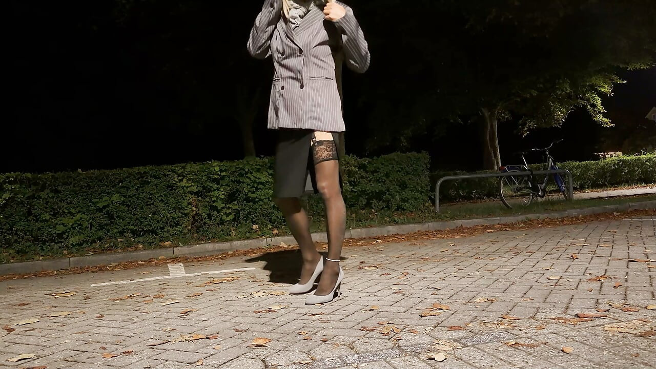 I nylonstrømper og forretningsdress snubler jeg gjennom natten