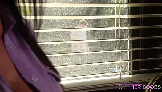 Tante seksi dengan toket besar menggoda cowok berotot