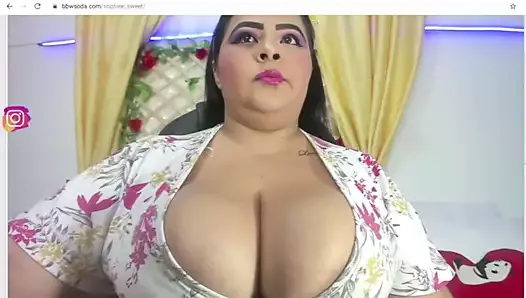 bbw with massive tits is chill on cam