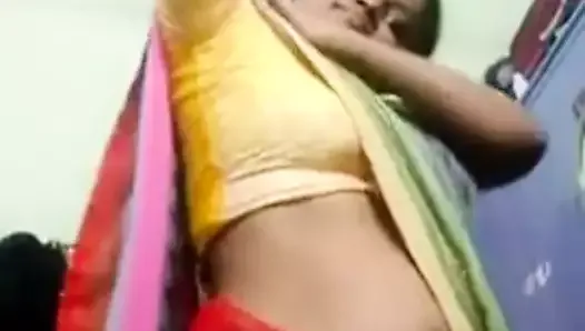 Une tatie tamoule enlève son sari et montre ses gros seins