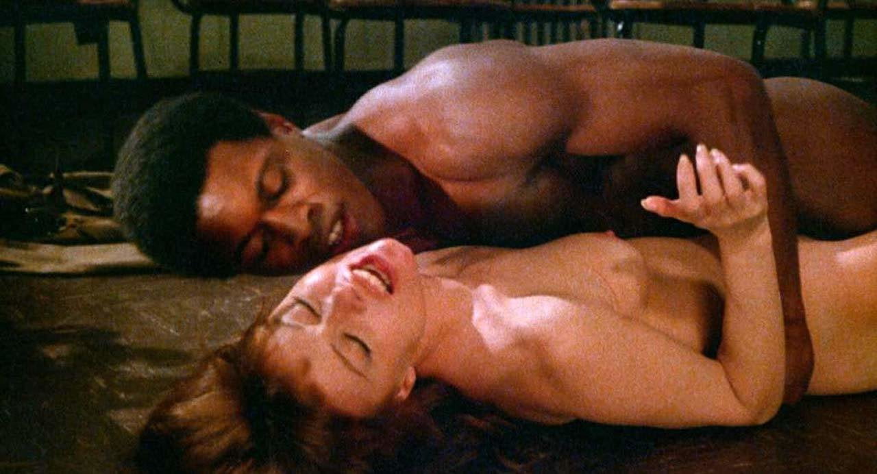 Διαφυλετική σκηνή σεξ της Anne Heywood στο scandalplanet.com