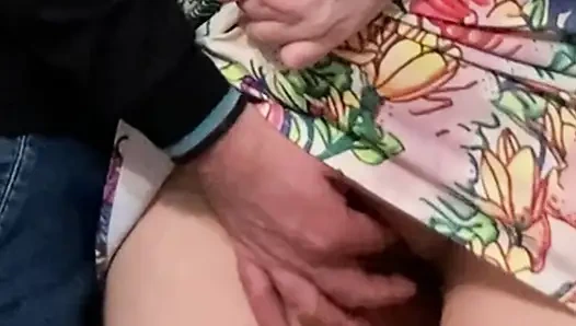 Kız bir yabancı tarafından amını parmaklatıyor