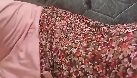 Она играет с ее возбужденной киской хорошо ее хорошо возбужденная с в Musterbation в ванной с болотными сиськами