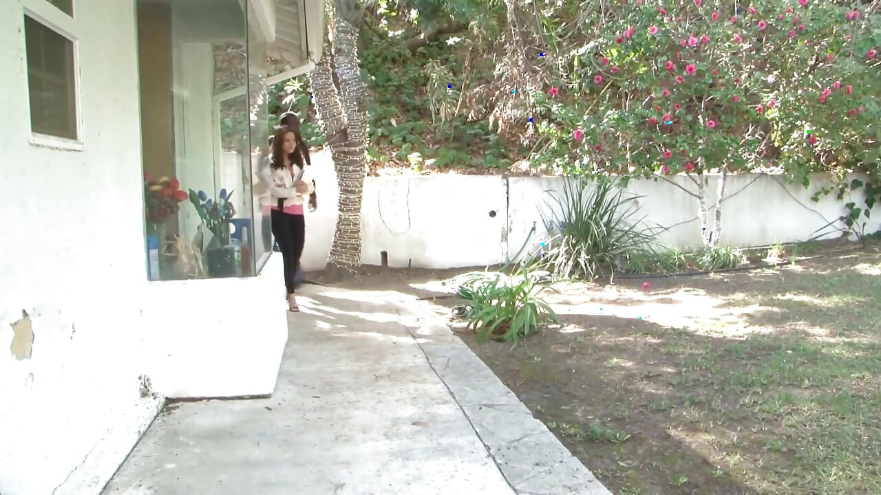 Возбужденная азиатская брюнетка принимает массивный черный член в ее киску