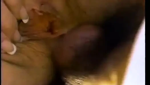 Schau zu, wie er omas muschi auf dem flor aus isst