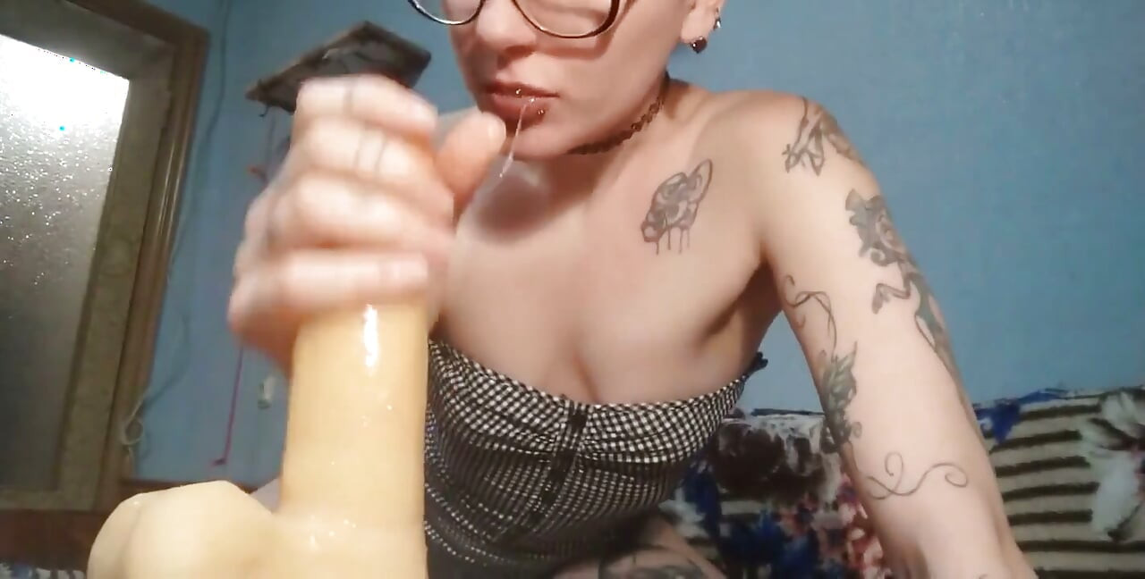 Skinny Hot MILF Needs Your Bigload