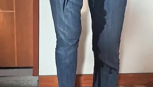 Cewek jalang ini kencing di balik celana jinsnya