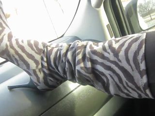 Modelându-mi cizmele zebra ale lui Donald Pliner