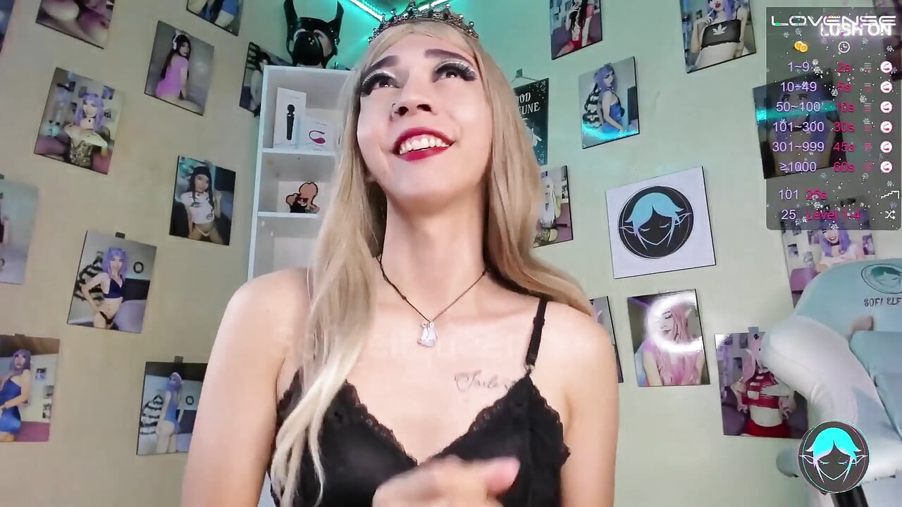 สาวผมบลอนด์กับอมควยในชุดชั้นในสีดําและโชว์เท้า