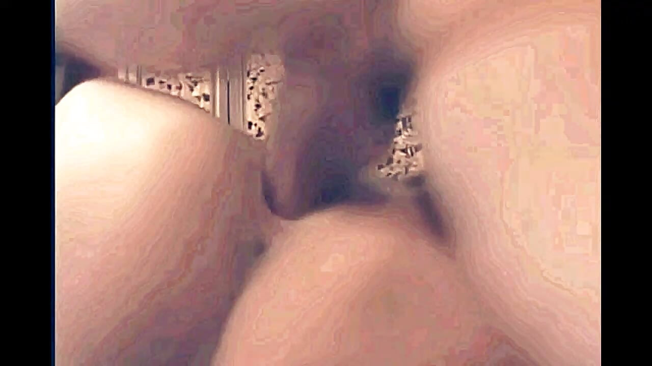 Όμορφη ξανθιά παίζει με δονητή και δονητή και κάνει έναν μεγάλο κόκορα να χύσει