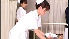 Estudante japonesa de enfermagem treinando e praticando
