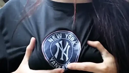 Sexy mädchen streamt und berührt sich für fans