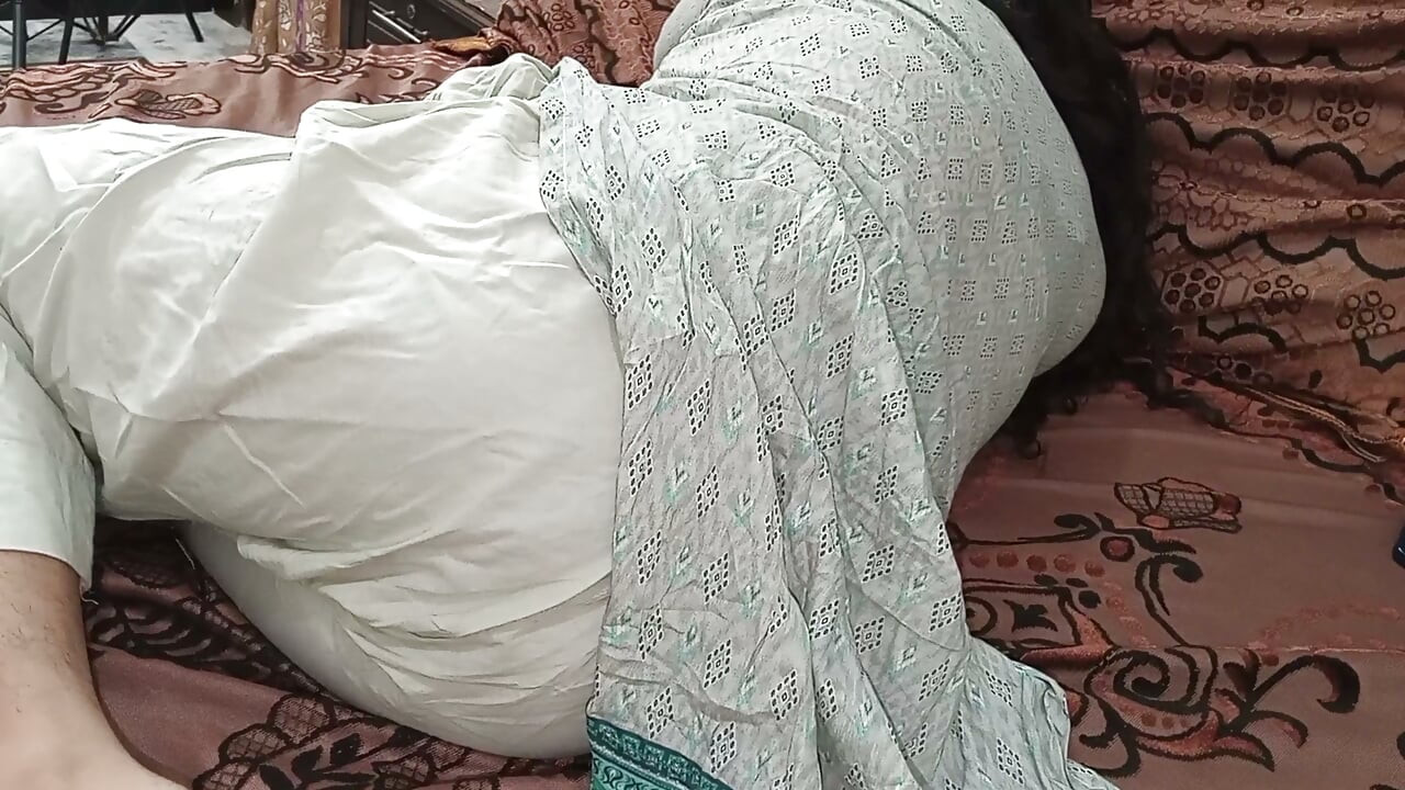 पहली बार बॉयफ्रेंड अपनी गर्लफ्रेंड के कमरे में चुपके से घुसता है और वो हैरान रह जाती है